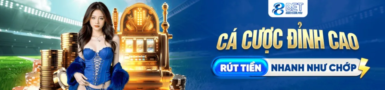 Người chơi đang nghiên cứu chiến lược game bài Win79 trên máy tính bảng